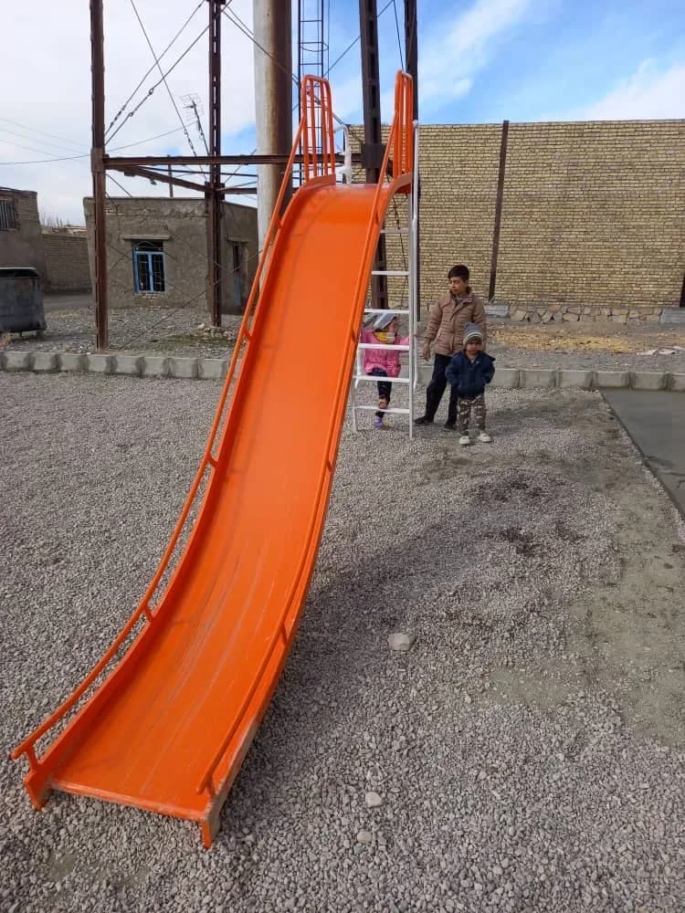 زمین بازی تجهیزشده با سرسره سلطانی اسپرت — کودکان در حال بازی